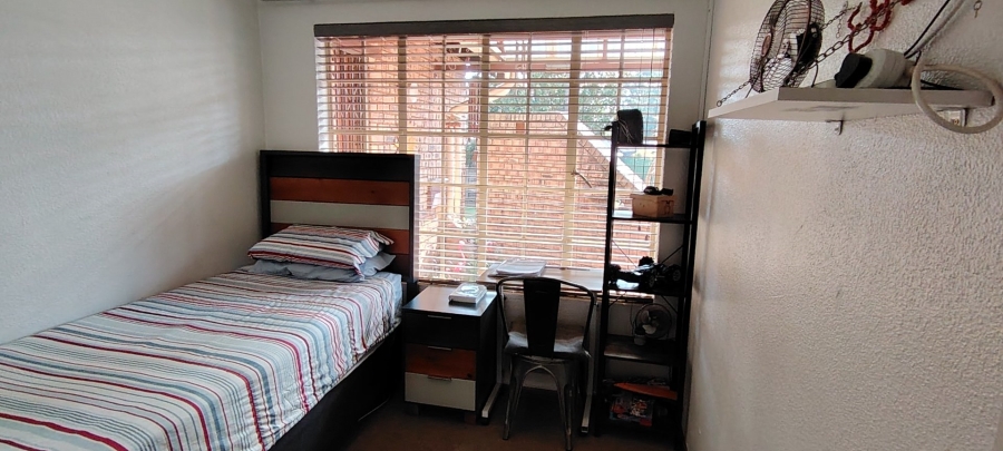 5 Bedroom Property for Sale in Rooihuiskraal Gauteng