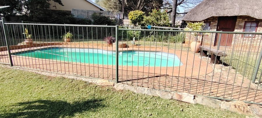 5 Bedroom Property for Sale in Rooihuiskraal Gauteng
