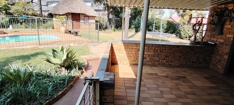 5 Bedroom Property for Sale in Rooihuiskraal Gauteng