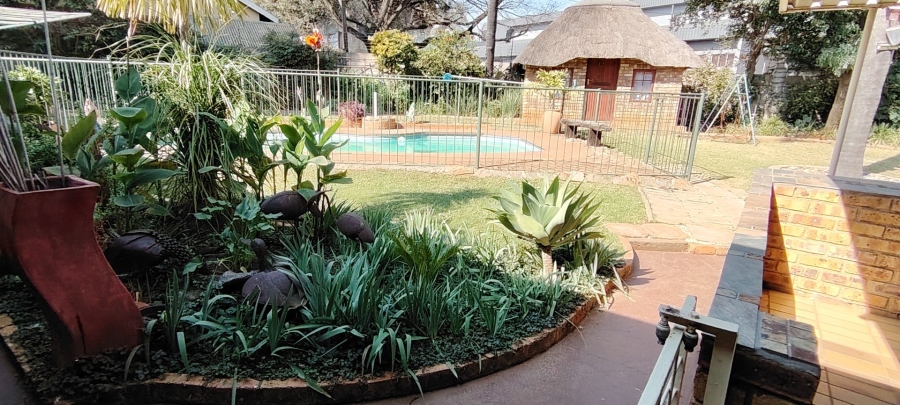 5 Bedroom Property for Sale in Rooihuiskraal Gauteng