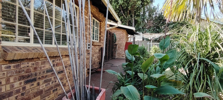 5 Bedroom Property for Sale in Rooihuiskraal Gauteng