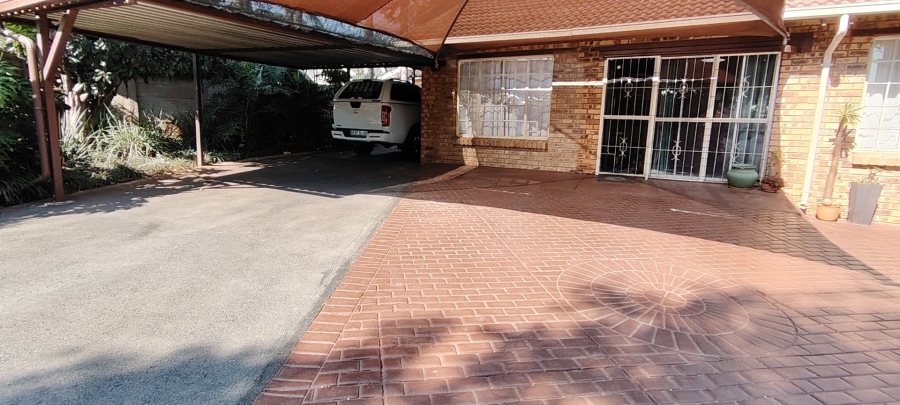 5 Bedroom Property for Sale in Rooihuiskraal Gauteng