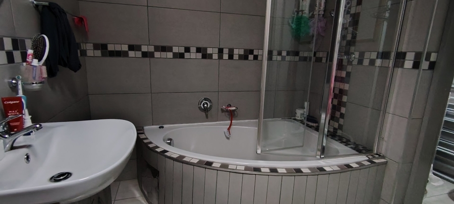 5 Bedroom Property for Sale in Rooihuiskraal Gauteng