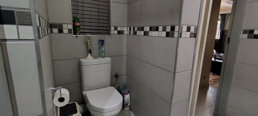 5 Bedroom Property for Sale in Rooihuiskraal Gauteng