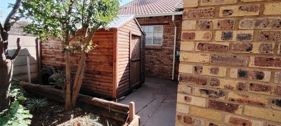 5 Bedroom Property for Sale in Rooihuiskraal Gauteng