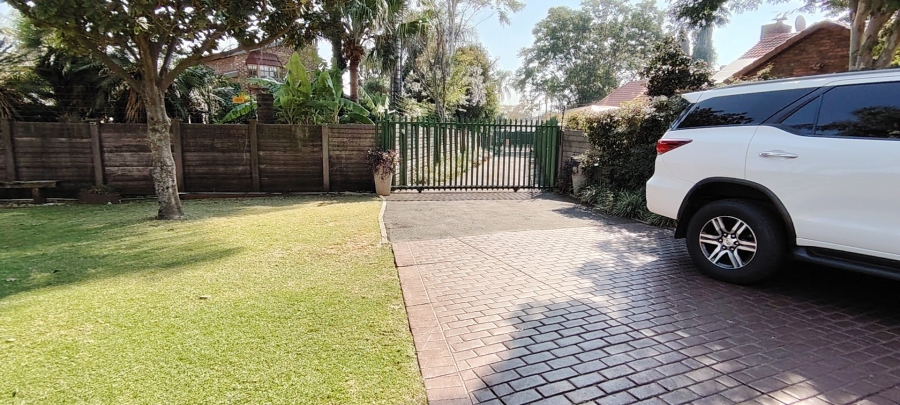 5 Bedroom Property for Sale in Rooihuiskraal Gauteng