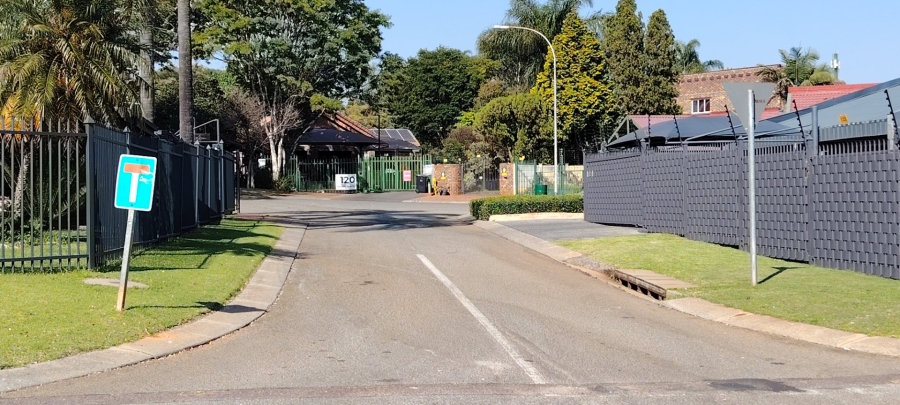 5 Bedroom Property for Sale in Rooihuiskraal Gauteng