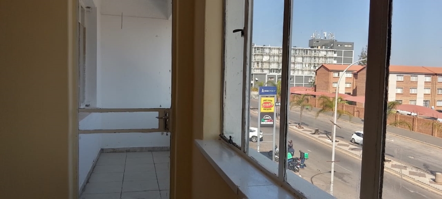 To Let 1 Bedroom Property for Rent in Edenvale Central Gauteng