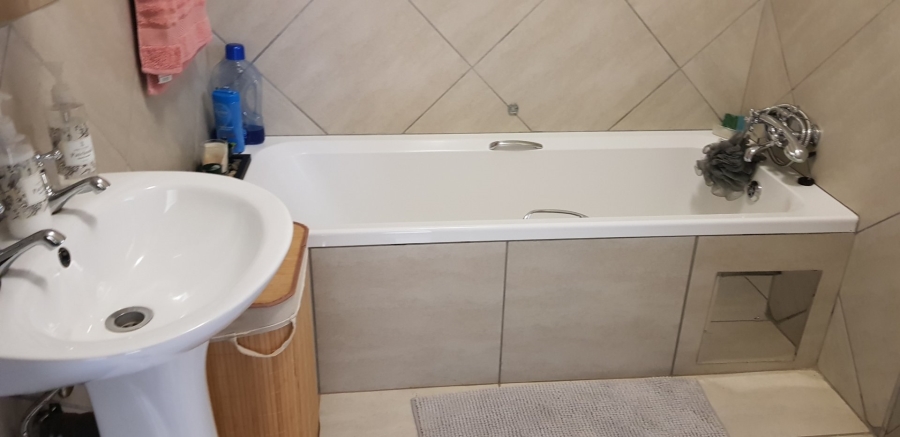 To Let 2 Bedroom Property for Rent in Glen Austin Gauteng