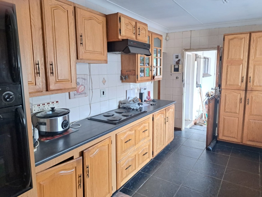 6 Bedroom Property for Sale in Sinoville Gauteng