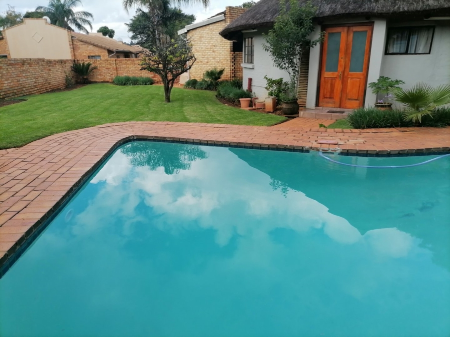 2 Bedroom Property for Sale in Wilgeheuwel Gauteng