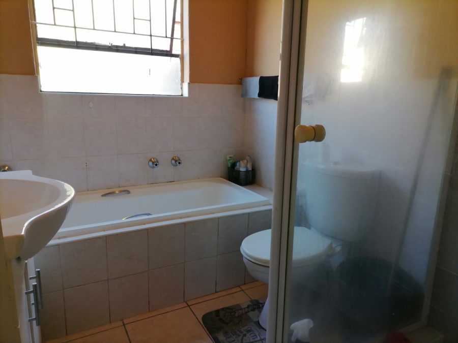 2 Bedroom Property for Sale in Wilgeheuwel Gauteng