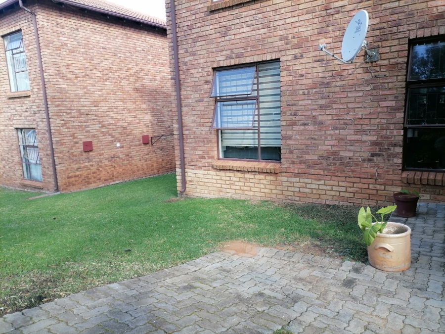 2 Bedroom Property for Sale in Wilgeheuwel Gauteng