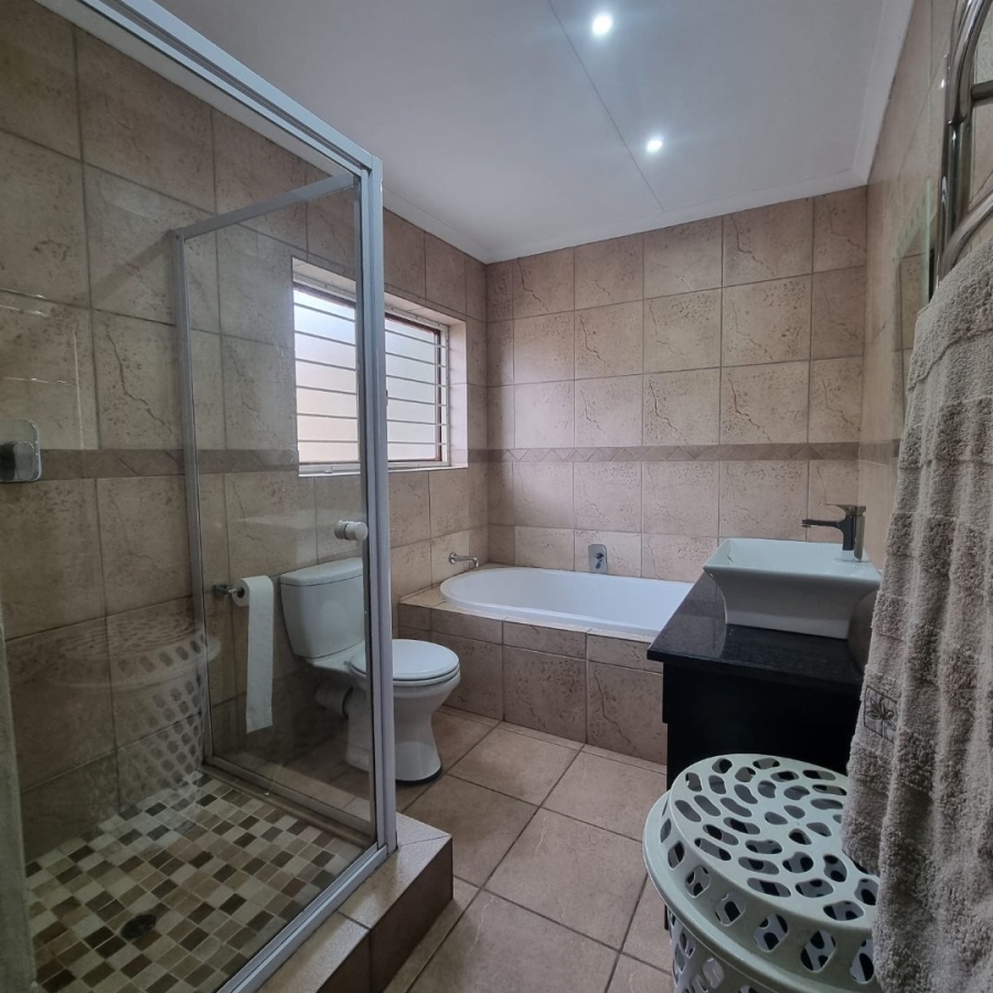4 Bedroom Property for Sale in Ruimsig Noord Gauteng