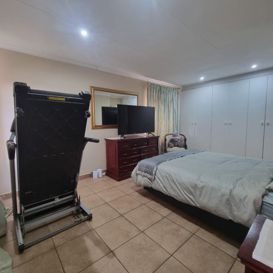 4 Bedroom Property for Sale in Ruimsig Noord Gauteng