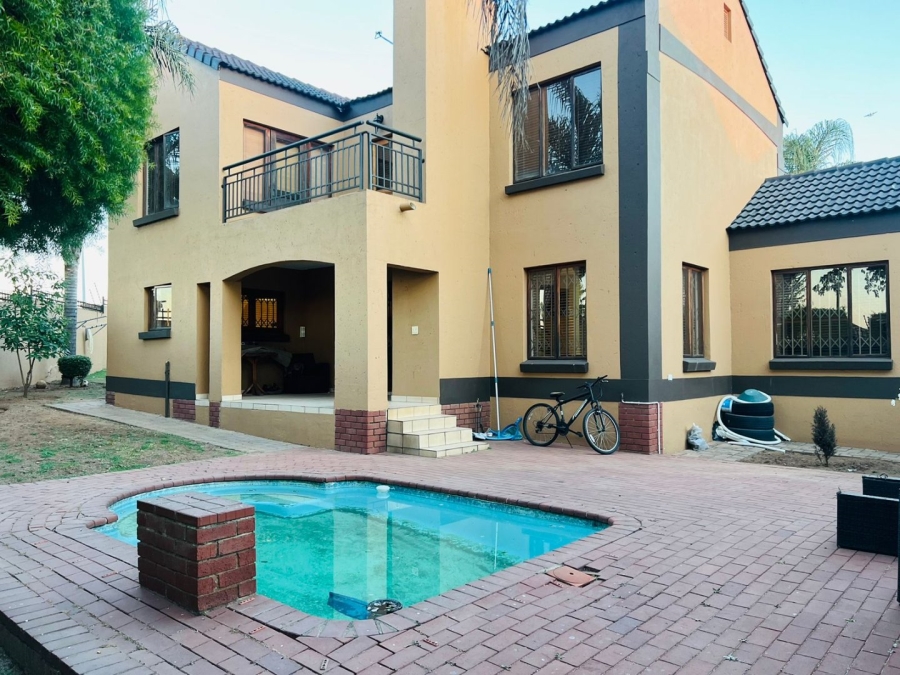 5 Bedroom Property for Sale in Noordwyk Gauteng