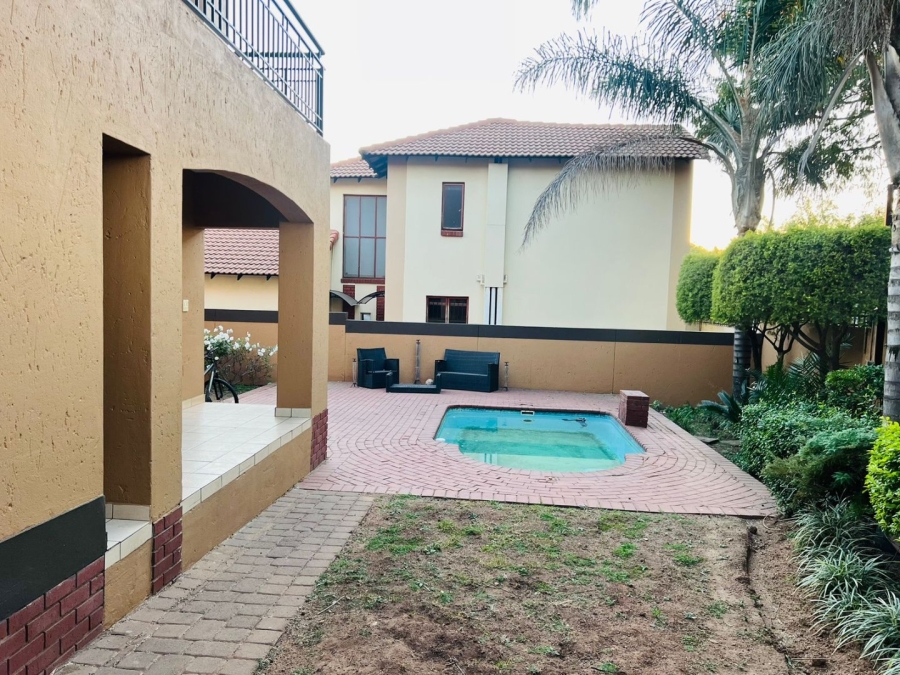 5 Bedroom Property for Sale in Noordwyk Gauteng