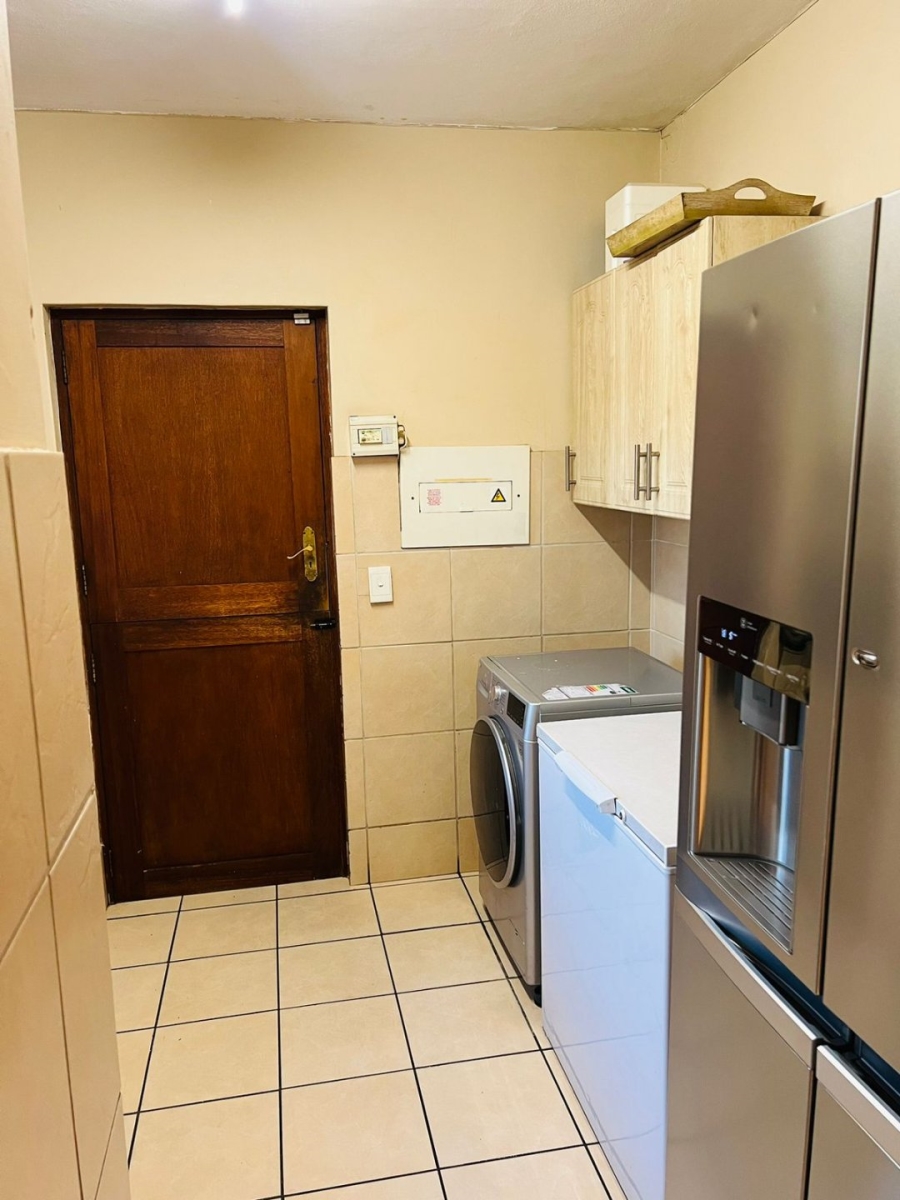 5 Bedroom Property for Sale in Noordwyk Gauteng