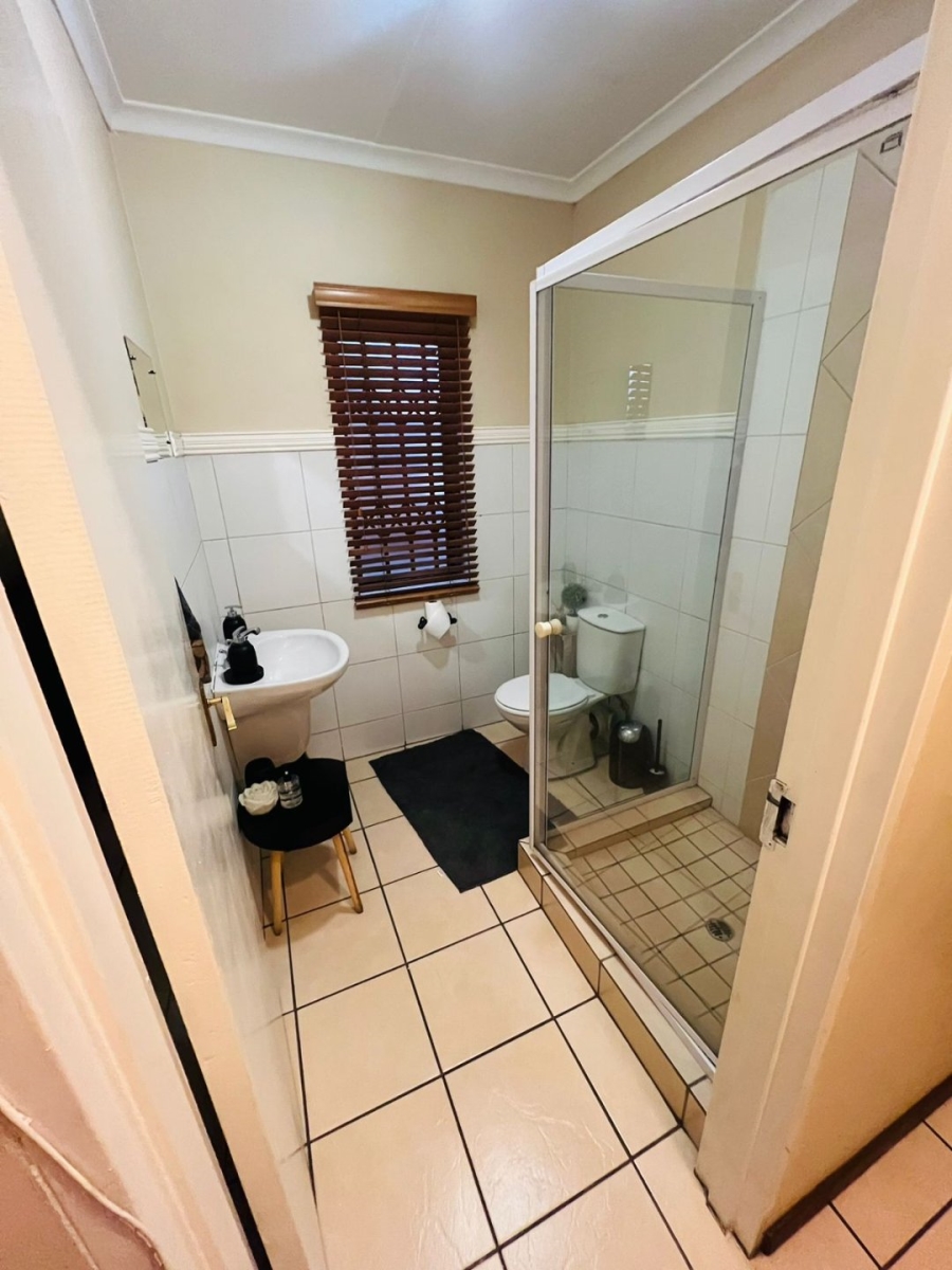 5 Bedroom Property for Sale in Noordwyk Gauteng