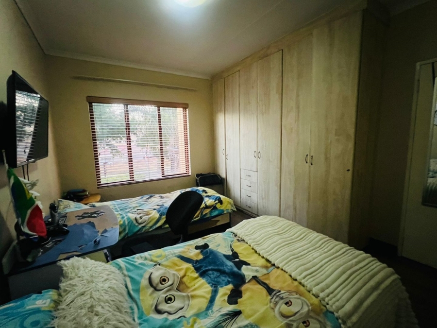 5 Bedroom Property for Sale in Noordwyk Gauteng