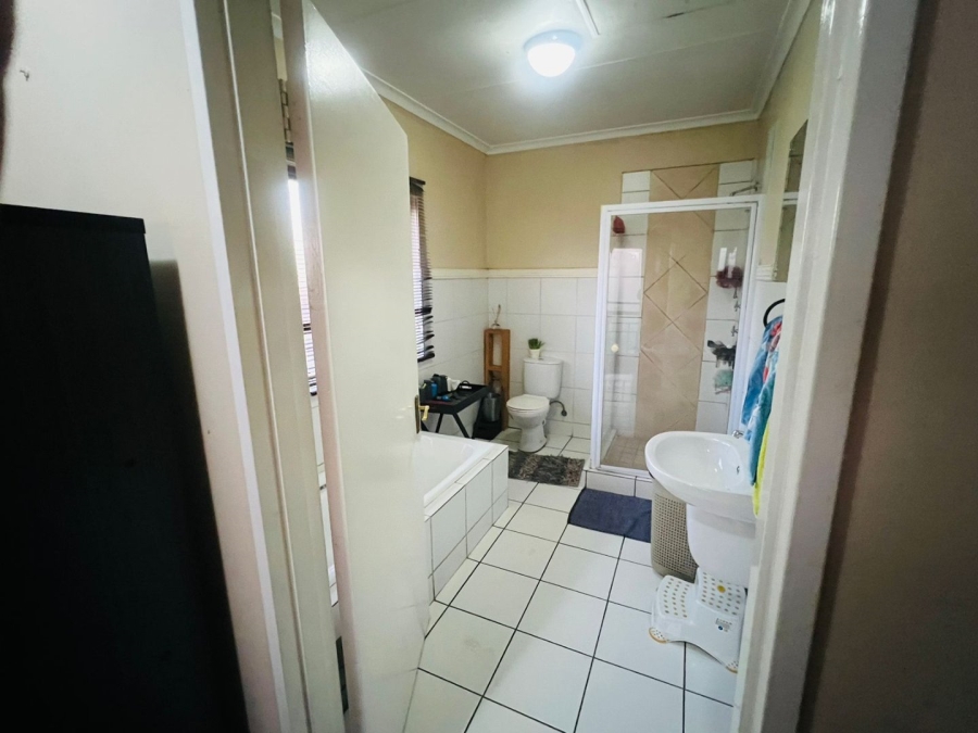 5 Bedroom Property for Sale in Noordwyk Gauteng