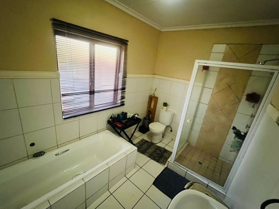 5 Bedroom Property for Sale in Noordwyk Gauteng