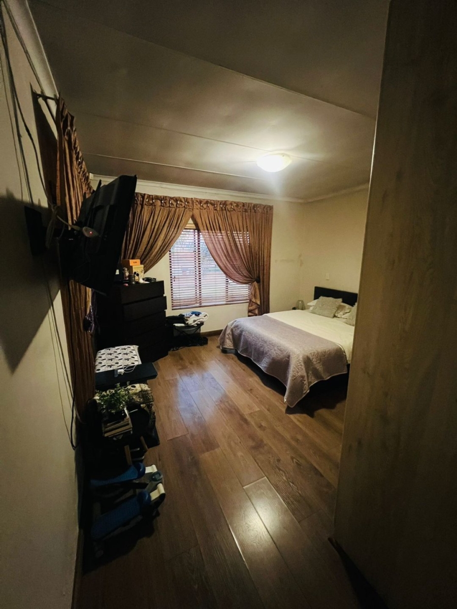 5 Bedroom Property for Sale in Noordwyk Gauteng