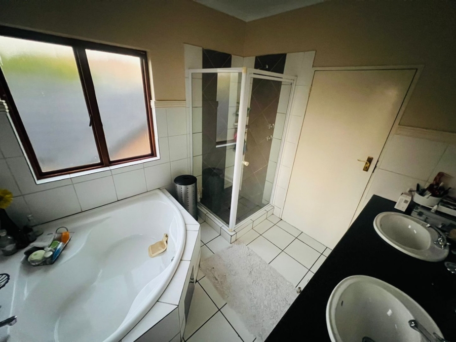 5 Bedroom Property for Sale in Noordwyk Gauteng