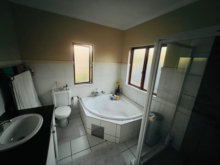 5 Bedroom Property for Sale in Noordwyk Gauteng