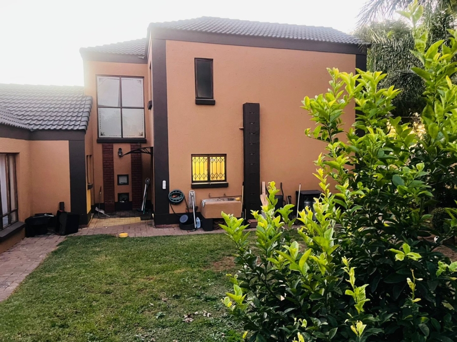 5 Bedroom Property for Sale in Noordwyk Gauteng