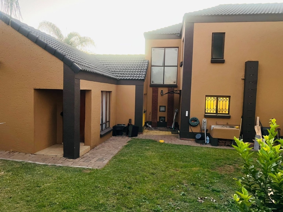 5 Bedroom Property for Sale in Noordwyk Gauteng