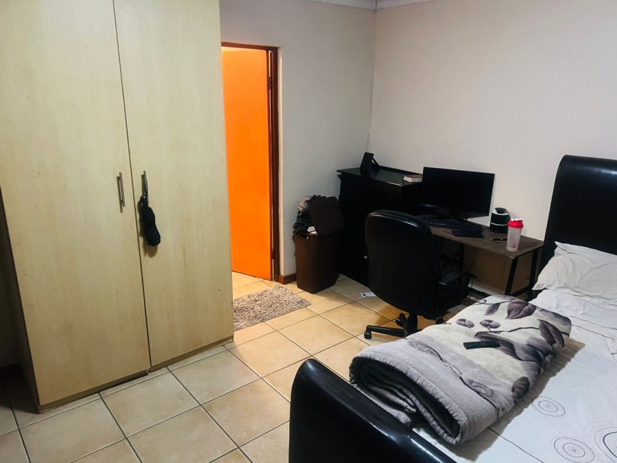 5 Bedroom Property for Sale in Noordwyk Gauteng