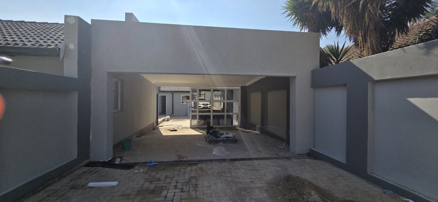 5 Bedroom Property for Sale in Wierda Park Gauteng