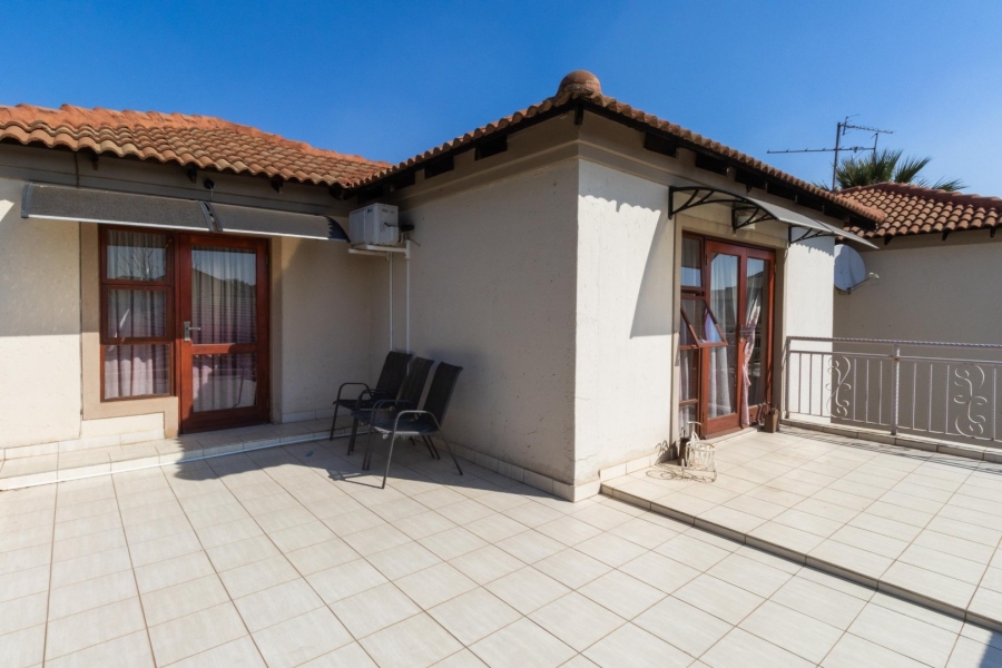 6 Bedroom Property for Sale in Blue Valley Golf Estate Gauteng