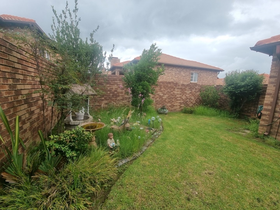  Bedroom Property for Sale in Rooihuiskraal North Gauteng