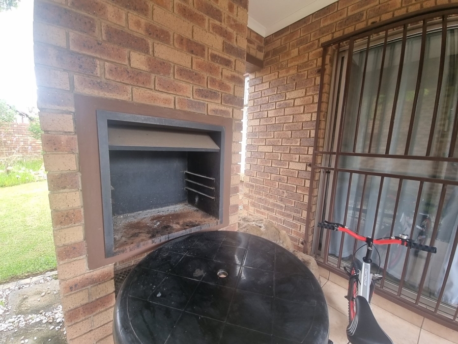  Bedroom Property for Sale in Rooihuiskraal North Gauteng