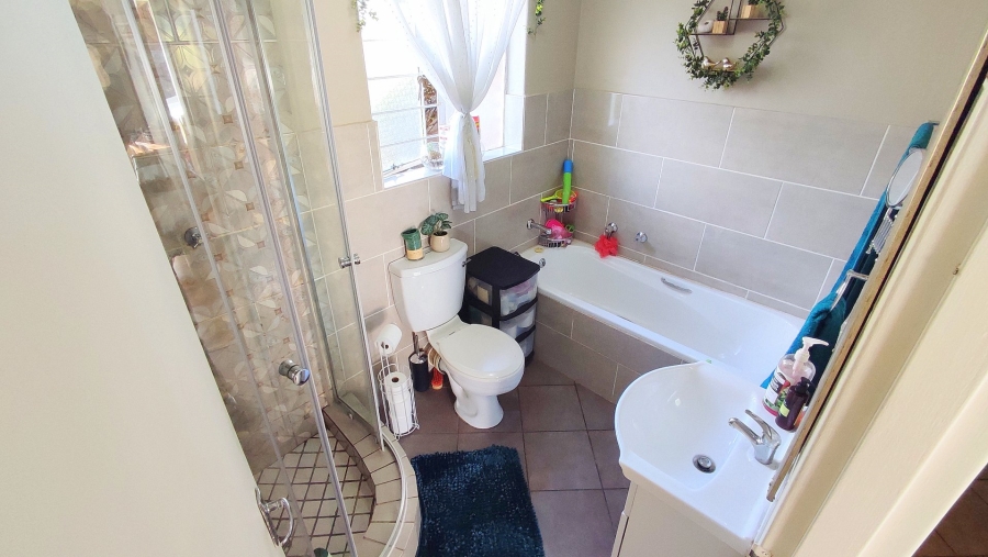 3 Bedroom Property for Sale in Rooihuiskraal North Gauteng