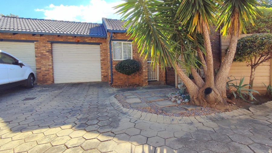 3 Bedroom Property for Sale in Rooihuiskraal North Gauteng