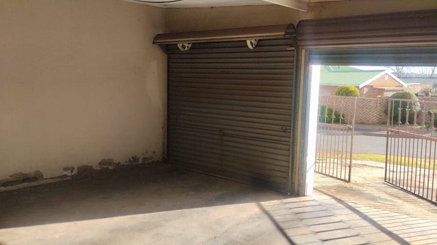  Bedroom Property for Sale in Bosmont Gauteng