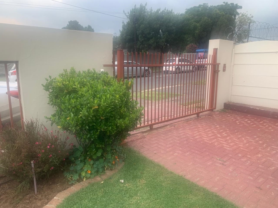 To Let 2 Bedroom Property for Rent in Robertsham Gauteng