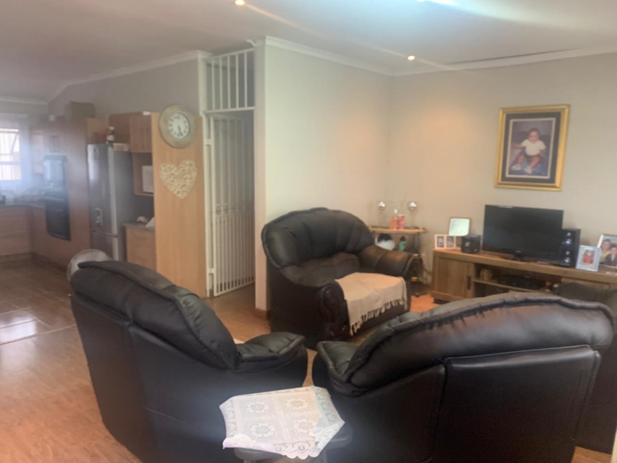 To Let 2 Bedroom Property for Rent in Robertsham Gauteng