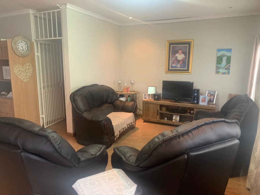 To Let 2 Bedroom Property for Rent in Robertsham Gauteng