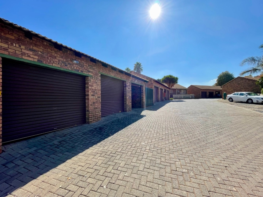 2 Bedroom Property for Sale in Die Hoewes Gauteng