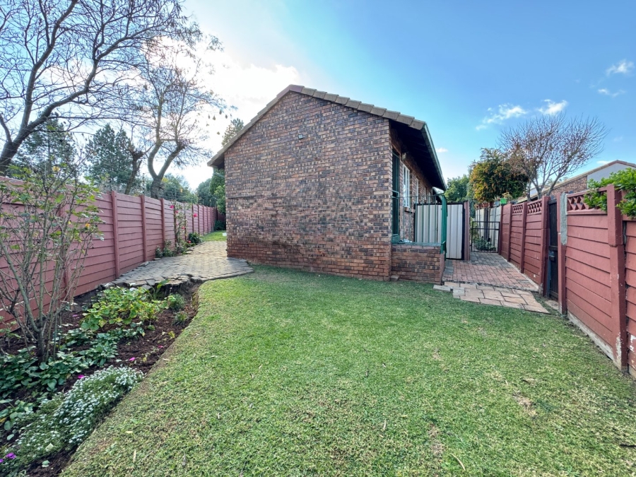 2 Bedroom Property for Sale in Die Hoewes Gauteng