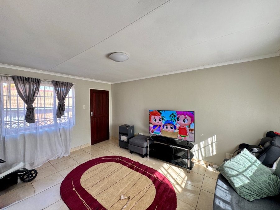 2 Bedroom Property for Sale in Die Hoewes Gauteng