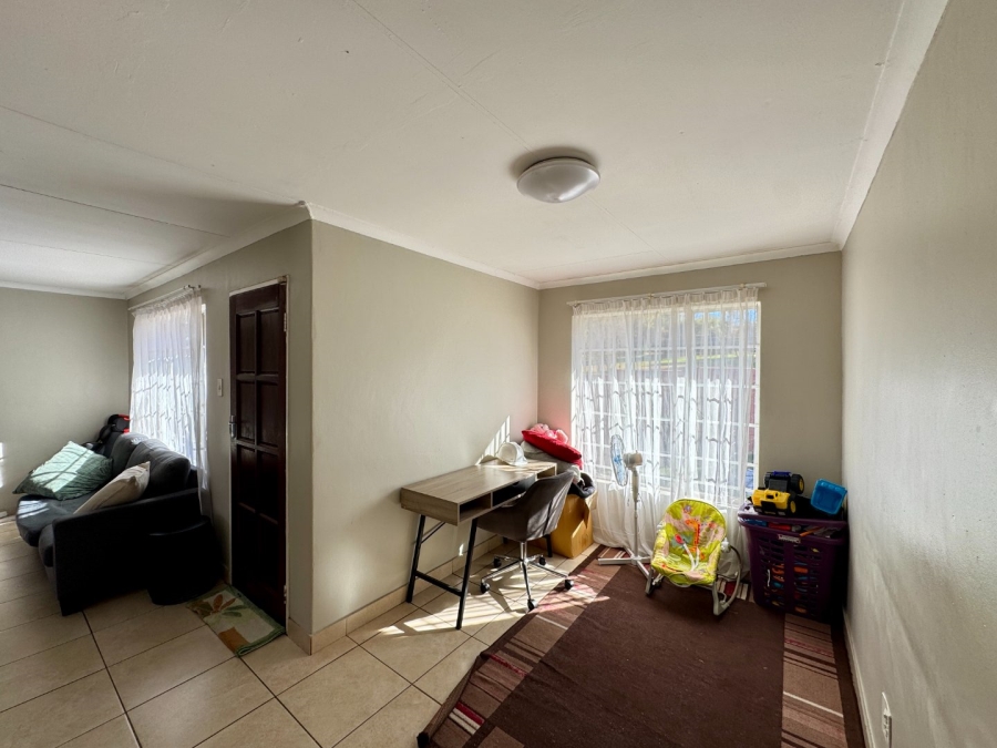 2 Bedroom Property for Sale in Die Hoewes Gauteng