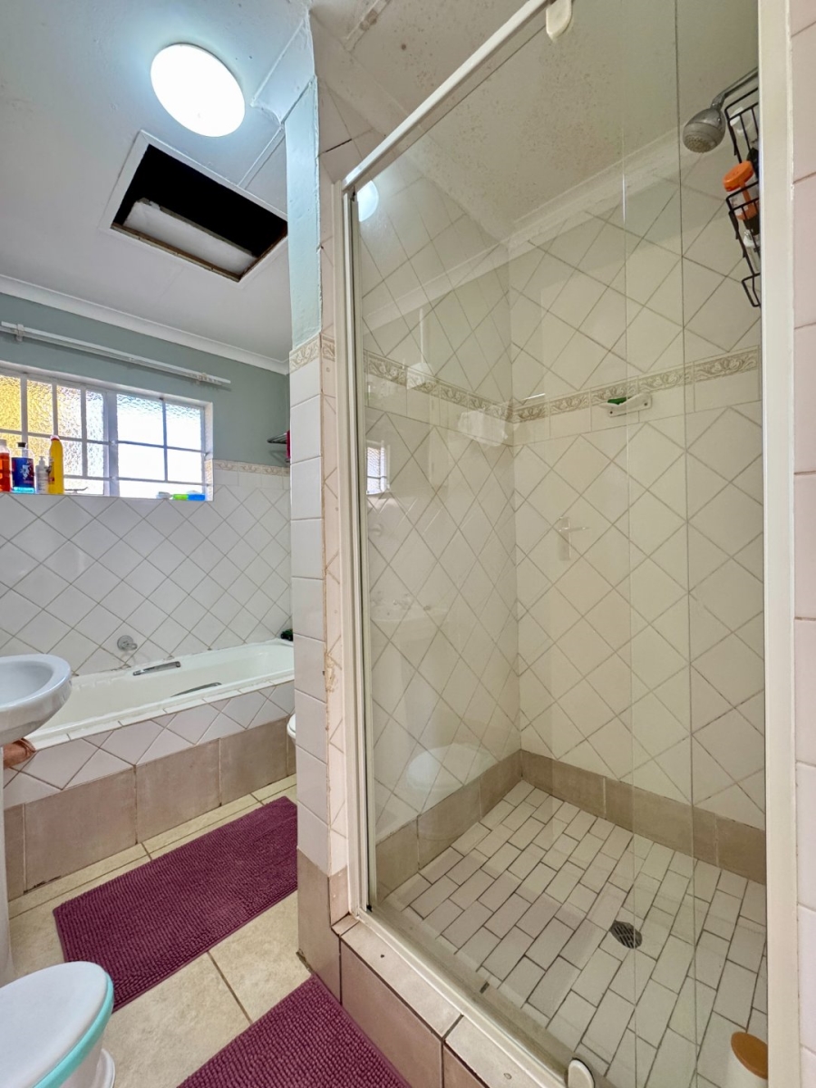 2 Bedroom Property for Sale in Die Hoewes Gauteng
