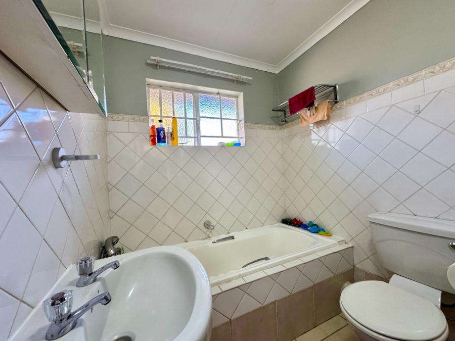 2 Bedroom Property for Sale in Die Hoewes Gauteng