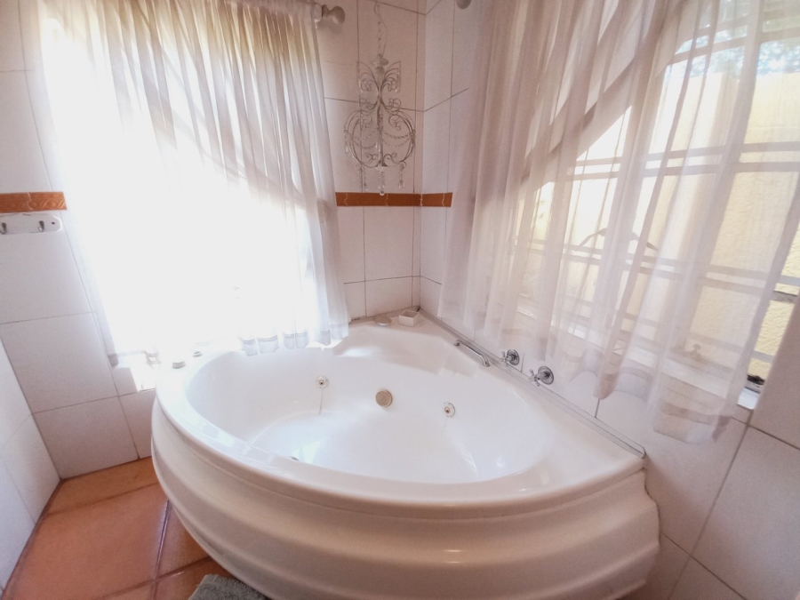 5 Bedroom Property for Sale in Meadowbrook Gauteng