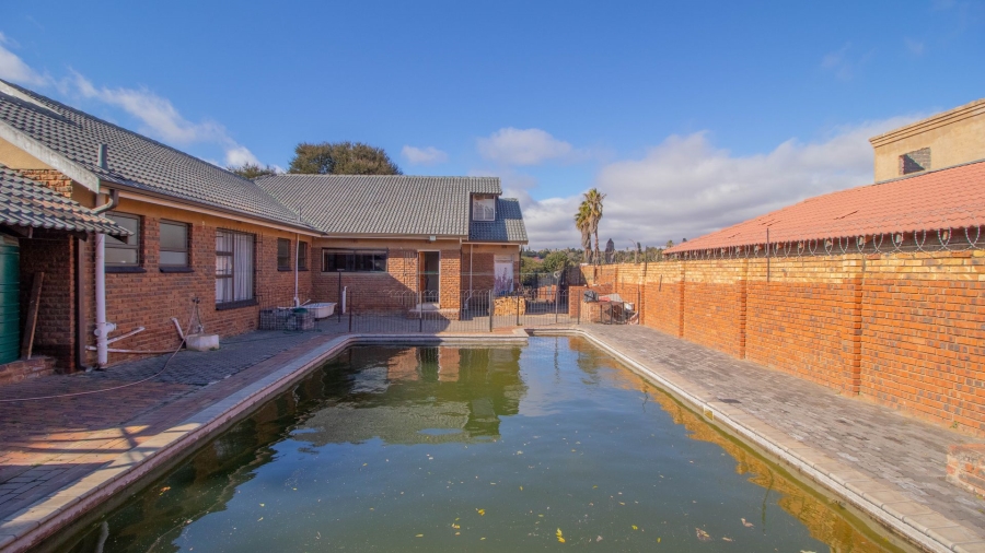 4 Bedroom Property for Sale in Birchleigh North Gauteng
